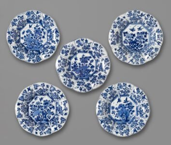 SET OF FIVE CHINESE BLUE AND WHITE LOBED PLATES WITH FLORAL DESIGN