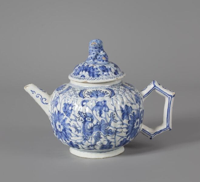 Delft blue and white chinoiserie tea pot