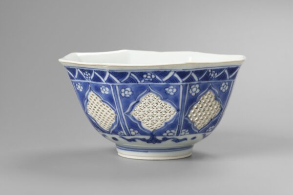 An octagonal reticulated blue and white bowl