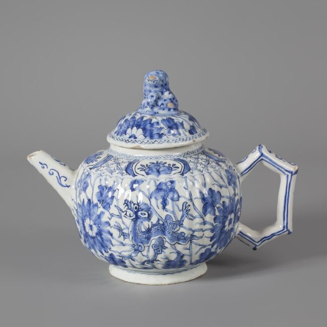 A Delft blue and white Chinoiserie teapot