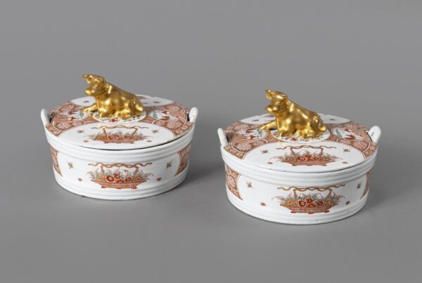 A pair of Dutch Delft doré round butter tubs with cover with a gilded lying cow